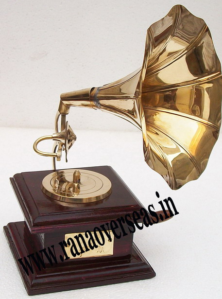 DECORATIVE ANTIQUE GRAMOPHONE 4